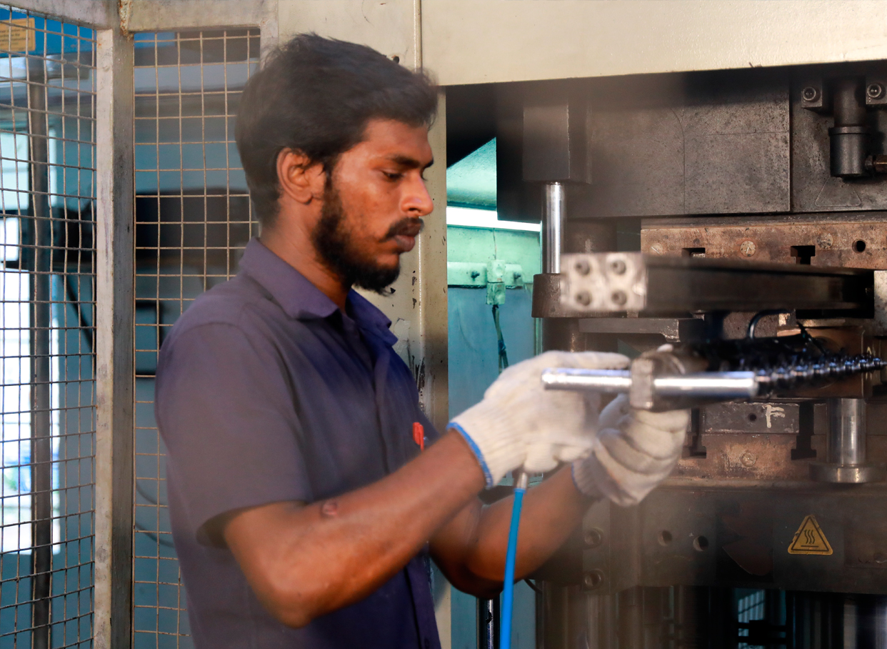 mouldingdc3.jpg Trabajador en Autofren